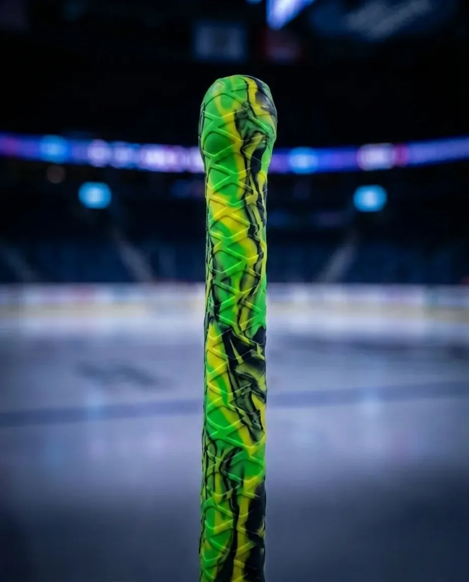 Grip vert et noir sur un bâton de hockey