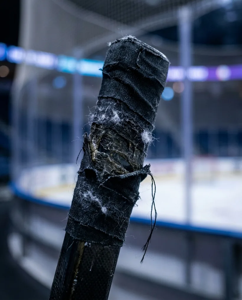 Tape de hockey effiloché sur un bâton